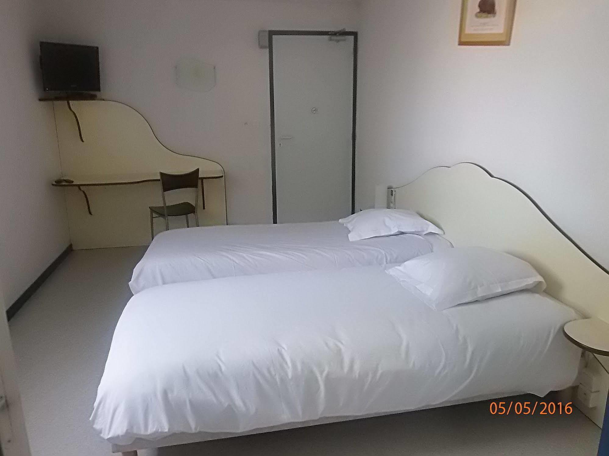 Le Saint Pierre Hotel Moncoutant Екстериор снимка