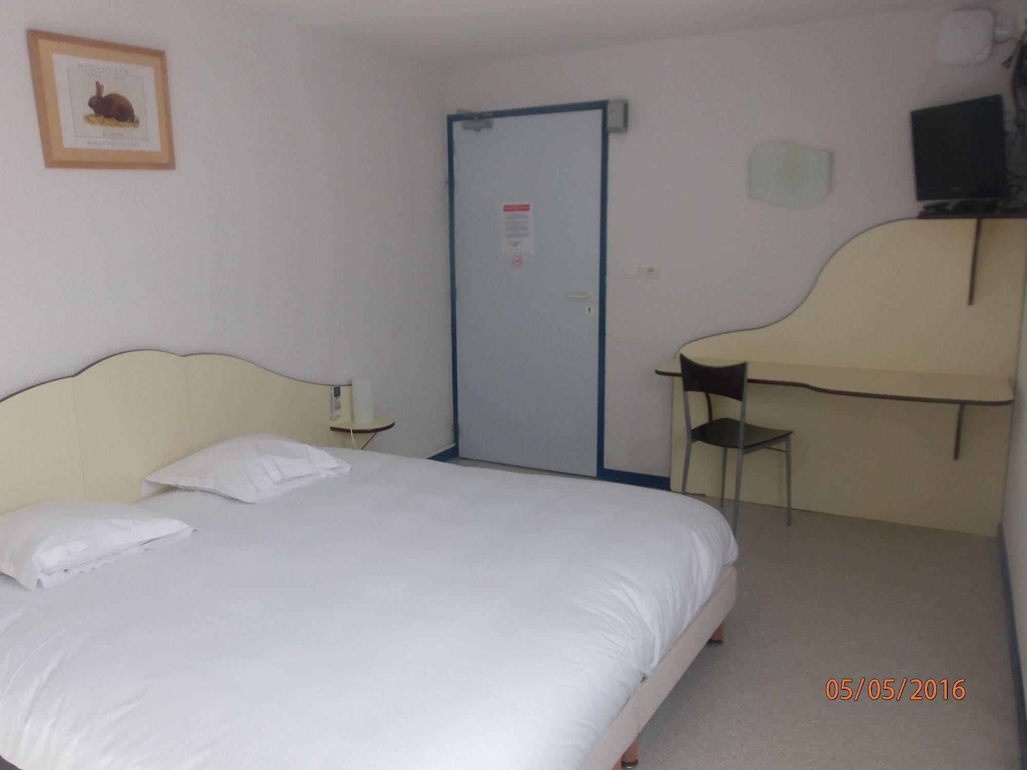 Le Saint Pierre Hotel Moncoutant Екстериор снимка